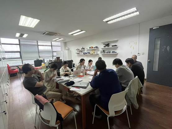 会议室里的人们
描述已自动生成